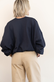 March23 |  Oversized sweater with V-neck Tranquil | dark blue | Picture 6