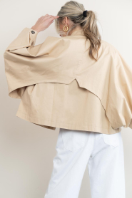 Est'Seven | Cropped trenchcoat Zaina | beige | Afbeelding 7