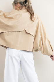 Est'Seven | Cropped trenchcoat Zaina | beige | Afbeelding 8