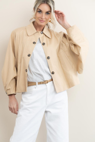 Est'Seven | Cropped trenchcoat Zaina | beige | Afbeelding 4
