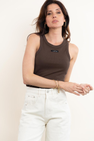 Haute L'Amitié :  Ribbed tank top Badge | brown - img2