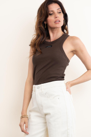 Haute L'Amitié :  Ribbed tank top Badge | brown - img8