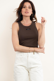 Haute L'Amitié :  Ribbed tank top Badge | brown - img4