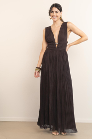 ba&sh |  Crepe dress with deep V-neck Tania | dark brown | Picture 3
