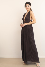 ba&sh |  Crepe dress with deep V-neck Tania | dark brown | Picture 4