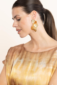 Little Soho |  Earrings Petal Flower | gold | Picture 2
