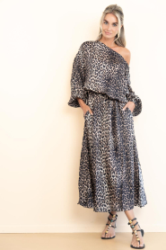 The Belle of the Beach :  Off shoulder maxi dress Alaya | animal print - img5