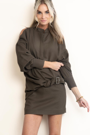 IRO |  Dress with belt and open shoulders Melva | brown | Picture 4