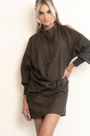 IRO |  Dress with belt and open shoulders Melva | brown | Picture 6