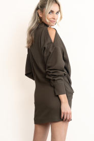 IRO |  Dress with belt and open shoulders Melva | brown | Picture 8