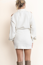 IRO |  Dress with belt and open shoulders Melva | natural | Picture 8