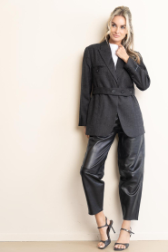 Dante6 :  Faux patent leather barrel trousers Scene | black - img5