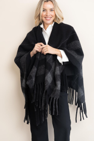 Club L'avenir |  Checked poncho Rhea | black | Picture 2