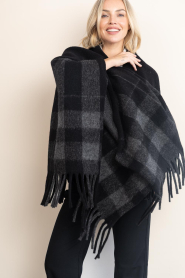 Club L'avenir |  Checked poncho Rhea | black | Picture 4