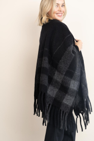 Club L'avenir |  Checked poncho Rhea | black | Picture 5