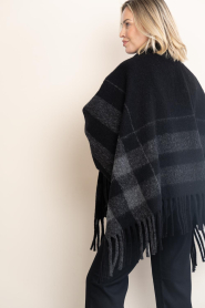 Club L'avenir |  Checked poncho Rhea | black | Picture 7