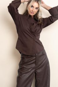 Club L'avenir |  Pleated fitted blouse Sora | red brown | Picture 5