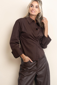 Club L'avenir |  Pleated fitted blouse Sora | red brown | Picture 6