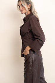 Club L'avenir |  Pleated fitted blouse Sora | red brown | Picture 7