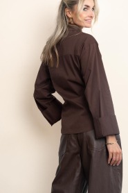 Club L'avenir |  Pleated fitted blouse Sora | red brown | Picture 8
