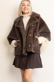 STUDIO AR :  Faux fur cape jacket | choco - img5