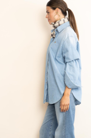 Lois Jeans :  Light denimblouse Noor | blue - img8