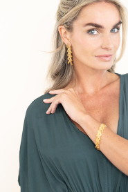 by-bar |  Gold pleated brass earrings Farrah | gold | Picture 2
