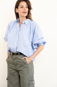Haute L'Amitié |  Cropped checkered blouse Sophie | blauw | Picture 5