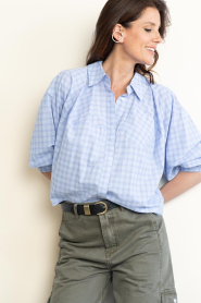 Haute L'Amitié |  Cropped checkered blouse Sophie | blauw | Picture 6