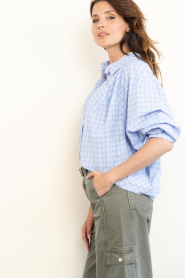 Haute L'Amitié |  Cropped checkered blouse Sophie | blauw | Picture 7