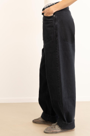 Haute L'Amitié :  Barrel jeans with fold-over waistband Flip | black  - img6