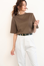 Drykorn |  T-shirt with shoulder pads Tadura | brown | Picture 4