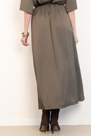 Drykorn |  Satin midi dress Idonea | green | Picture 6