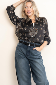 Wild :  Satijnen paisley blouse Fayruz | black - img4