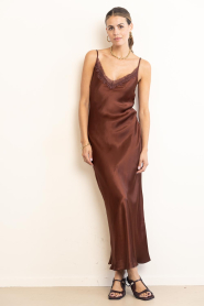 Milla |  Shiny dress with lace Camille | brown | Picture 5