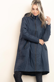 Deblon | Panterprint regenjas Romy | blauw | Afbeelding 4