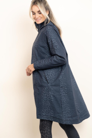 Deblon | Panterprint regenjas Romy | blauw | Afbeelding 7