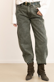 Second Female :  Stone wash barrel jeans Jaye | green - img6