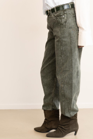 Second Female :  Stone wash barrel jeans Jaye | green - img7