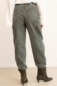 Second Female :  Stone wash barrel jeans Jaye | green - img8