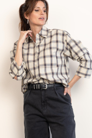 Second Female :  Checkered cropped blouse Liria | beige - img5