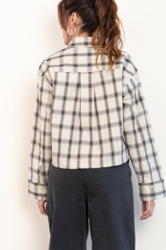 Second Female :  Checkered cropped blouse Liria | beige - img6