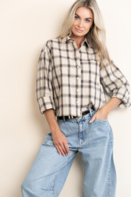 Second Female :  Checkered cropped blouse Liria | beige - img7