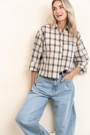 Second Female :  Checkered cropped blouse Liria | beige - img9