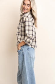 Second Female :  Checkered cropped blouse Liria | beige - img10