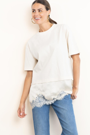 Second Female :  T-shirt with lace Vaccara | natural - img6