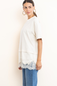 Second Female :  T-shirt with lace Vaccara | natural - img7