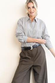 Haute L'Amitié |  Checked cropped blouse Mimosa | grijs | Picture 4