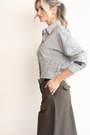 Haute L'Amitié |  Checked cropped blouse Mimosa | grijs | Picture 7