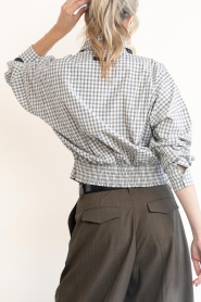 Haute L'Amitié |  Checked cropped blouse Mimosa | grijs | Picture 8